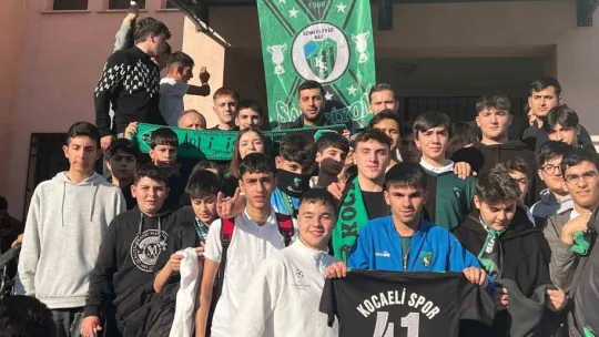 Kocaelispor'un golcüsü okullarda yıldız gibi karşılandı