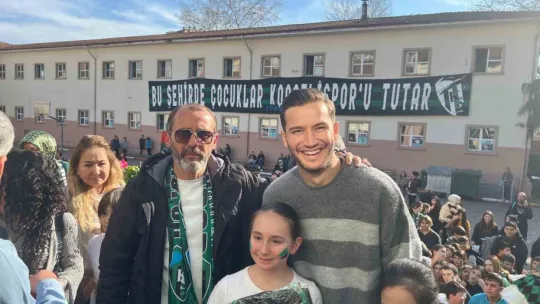 Kocaelispor'un golcüsü okullarda yıldız gibi karşılandı