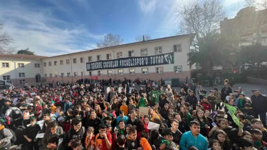 Kocaelispor'un golcüsü okullarda yıldız gibi karşılandı