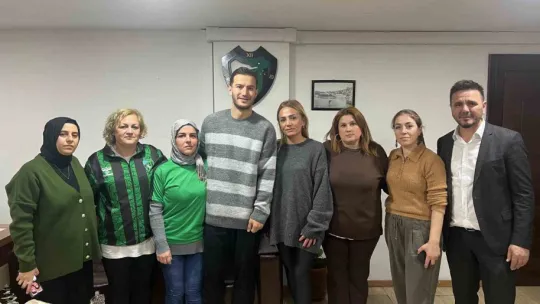 Kocaelispor'un golcüsü okullarda yıldız gibi karşılandı