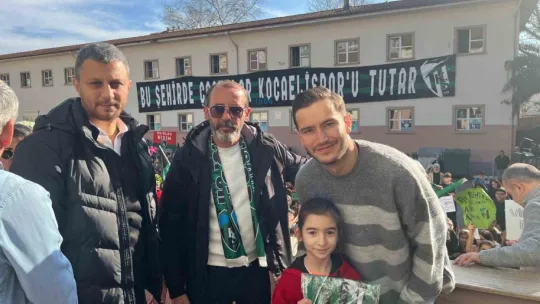 Kocaelispor'un golcüsü okullarda yıldız gibi karşılandı