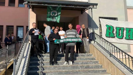 Kocaelispor'un golcüsü okullarda yıldız gibi karşılandı