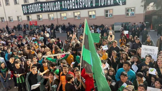 Kocaelispor'un golcüsü okullarda yıldız gibi karşılandı