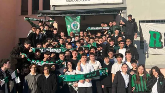 Kocaelispor'un golcüsü okullarda yıldız gibi karşılandı