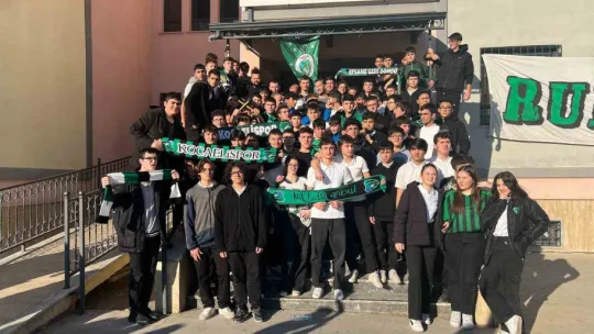 Kocaelispor'un golcüsü okullarda yıldız gibi karşılandı