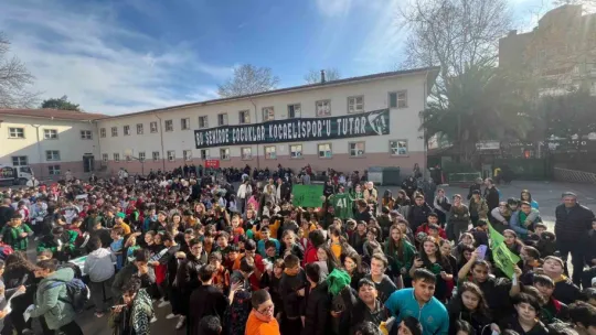 Kocaelispor'un golcüsü okullarda yıldız gibi karşılandı