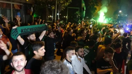 Kocaelispor'un şampiyonluğu tüm kentte coşkuyla kutlandı