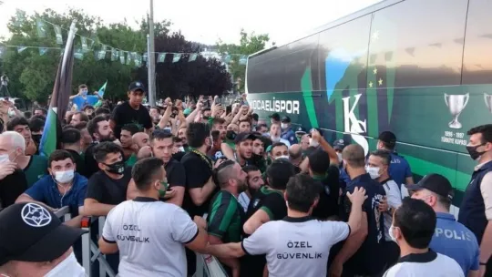 Kocaelispor'un şampiyonluğu tüm kentte coşkuyla kutlandı