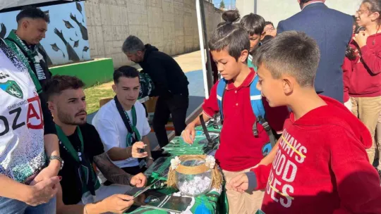 Kocaelisporlu futbolcular öğreniciler ile bir araya geldi