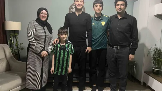 Kocaelisporlu futbolcular taraftar evlerinde iftar masalarına oturdu