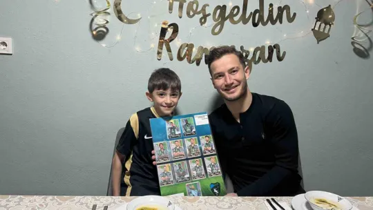 Kocaelisporlu futbolcular taraftar evlerinde iftar masalarına oturdu