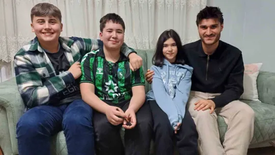 Kocaelisporlu futbolcular taraftar evlerinde iftar masalarına oturdu
