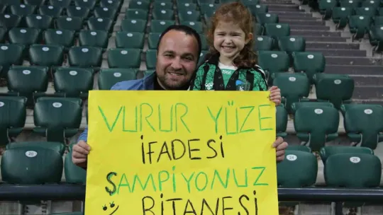 Kocaelisporlu futbolcular taraftar evlerinde iftar masalarına oturdu