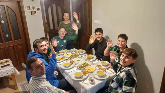 Kocaelisporlu futbolcular taraftar evlerinde iftar masalarına oturdu