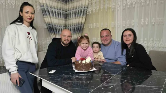 Kocaelisporlu futbolcular taraftar evlerinde iftar masalarına oturdu