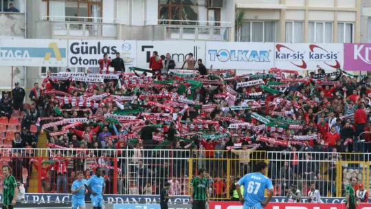 Kocaelisporlu taraftarlar Antalyaspor'a kesilen para cezasına ortak oldu