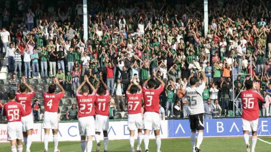Kocaelisporlu taraftarlar Antalyaspor'a kesilen para cezasına ortak oldu