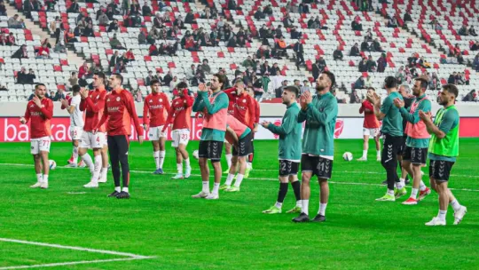 Kocaelisporlu taraftarlar Antalyaspor'a kesilen para cezasına ortak oldu
