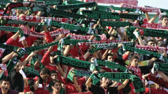 Kocaelisporlu taraftarlar Antalyaspor'a kesilen para cezasına ortak oldu