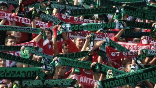 Kocaelisporlu taraftarlar Antalyaspor'a kesilen para cezasına ortak oldu