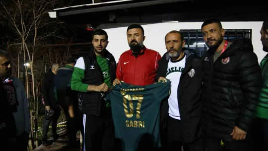 Kocaelisporlu taraftarlar Antalyaspor'a kesilen para cezasına ortak oldu