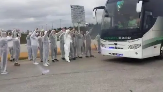 Kocaelisporlu taraftarlardan koruyucu elbise ve maskeli karşılama!
