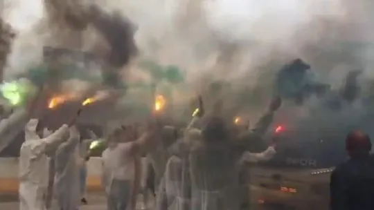 Kocaelisporlu taraftarlardan koruyucu elbise ve maskeli karşılama!