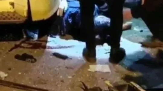 Kocasının kullandığı tırın altında kaldı