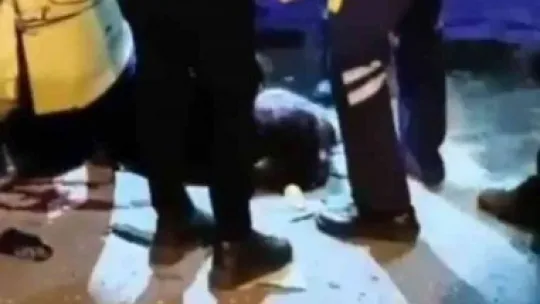 Kocasının kullandığı tırın altında kaldı
