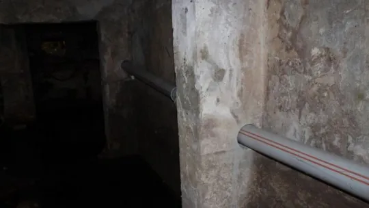 Kolonlar delinerek, su borusu geçirilmesine tepki: Akıl sağlığını zorlayıcı müdahale