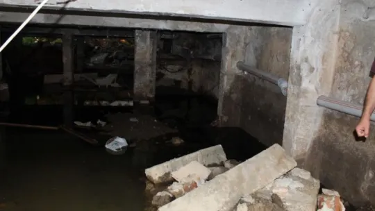 Kolonlar delinerek, su borusu geçirilmesine tepki: Akıl sağlığını zorlayıcı müdahale