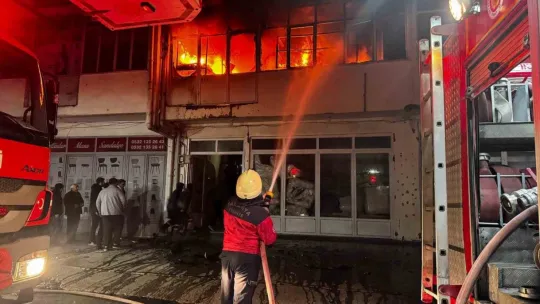 Koltuk üretimi yapan atölye alev alev yandı