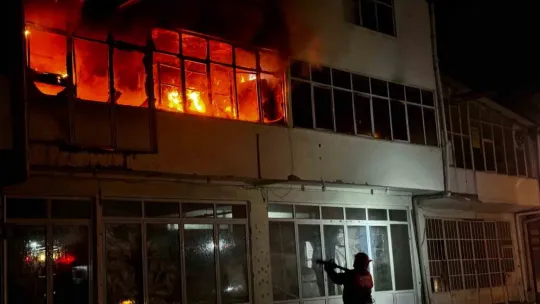 Koltuk üretimi yapan atölye alev alev yandı