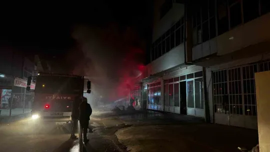 Koltuk üretimi yapan atölye alev alev yandı