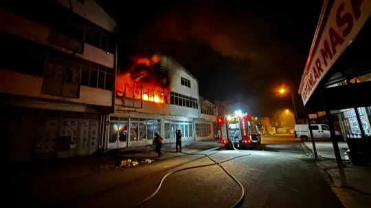Koltuk üretimi yapan atölye alev alev yandı