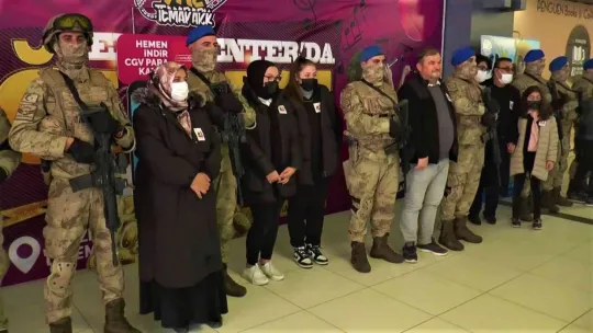 Komandolar, o film için sinema salonu önünde bekledi
