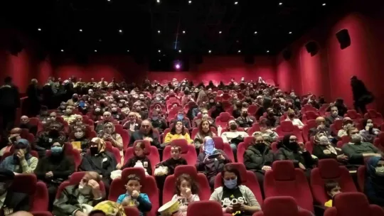 Komandolar, o film için sinema salonu önünde bekledi