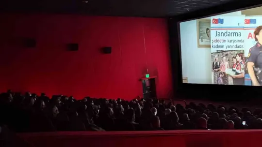 Komandolar, o film için sinema salonu önünde bekledi