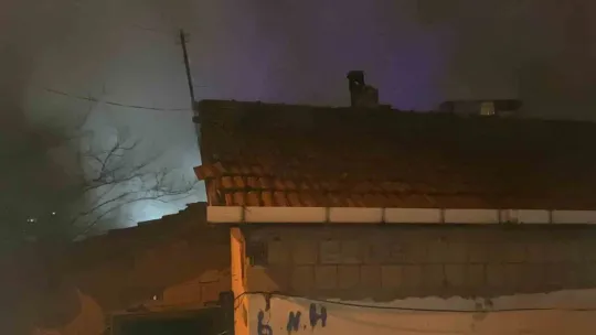 Kömürlükte çıkan yangın mahalleliyi sokağa döktü