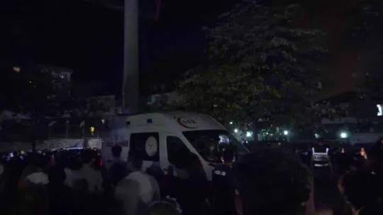 Konserde yumruklar havada uçuştu