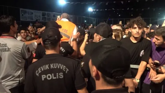 Konserde yumruklar havada uçuştu