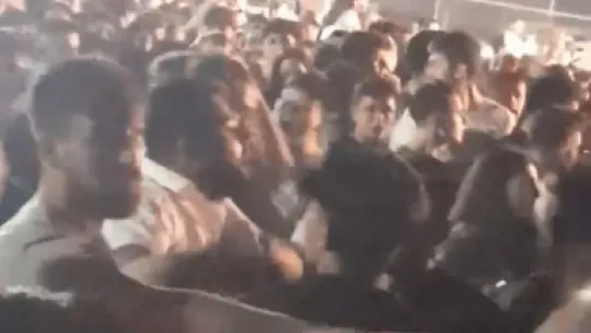 Konserde yumruklar havada uçuştu