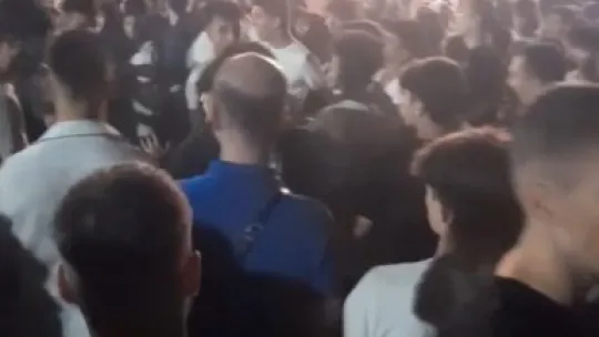 Konserde yumruklar havada uçuştu