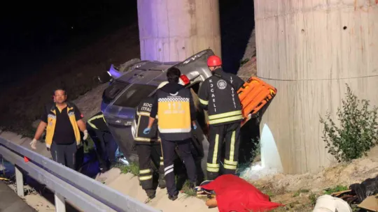 Feci kaza sürüklenen araç viyadük ayağına çarptı