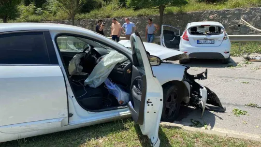 Kontrolden çıkan araç 2 otomobil ile çarpıştı: yaralılar var
