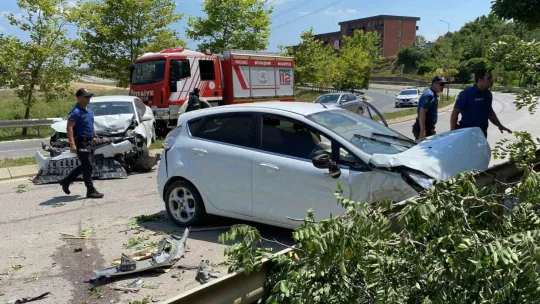 Kontrolden çıkan araç 2 otomobil ile çarpıştı: yaralılar var
