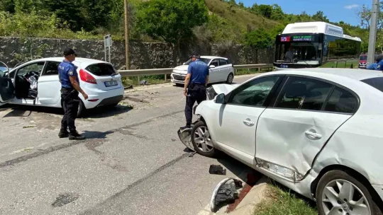 Kontrolden çıkan araç 2 otomobil ile çarpıştı: yaralılar var