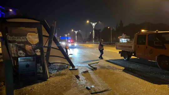 Kontrolden çıkan araç durağa daldı