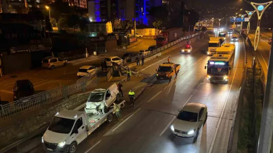 Kontrolden çıkan araç durağa daldı