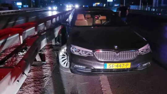 Kontrolden çıkan araç otomobile çarpıp alev aldı